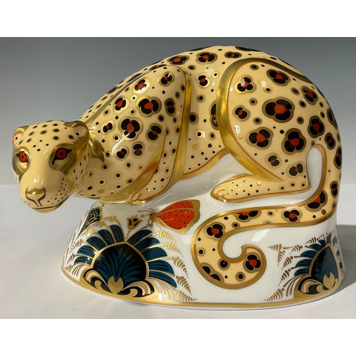 5160 - A Royal Crown Derby paperweight, Savannah Leopard, from the Endangered Species collection, this is n... 