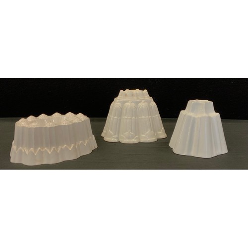 253 - A group of three Shelly jelly moulds, 13cm - 8cm high (3)