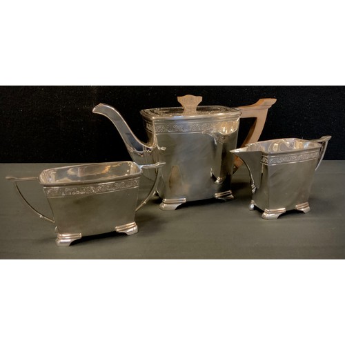 289 - A silver three piece tea set, H L Brown, Sheffield 1963, 44.1ozt gross