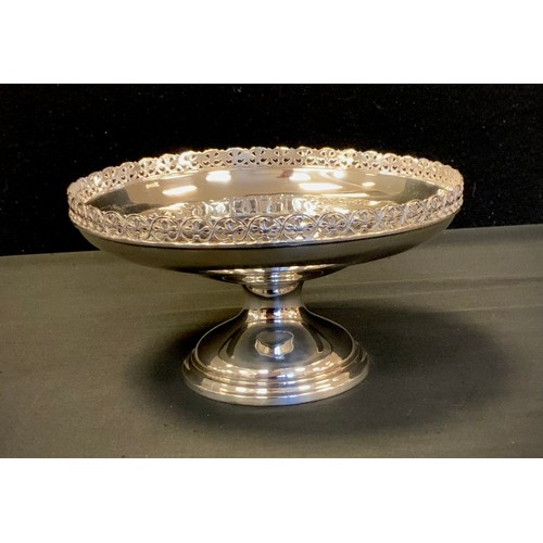 295 - A George V silver pedestal bowl, London 1923, 20cm diameter, 10.62ozt.