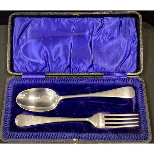 298 - An Edwardian silver dessert spoon and fork set, London 1909, 3.39ozt, cased