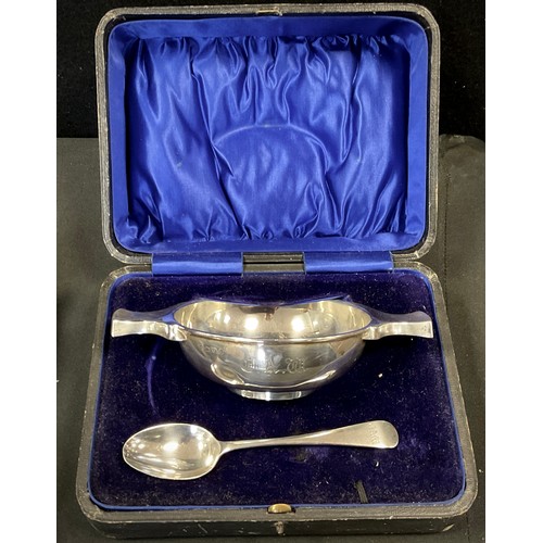 300 - A George V silver twin handled Quaich and spoon, Chester 1911, 5.210zt, cased.