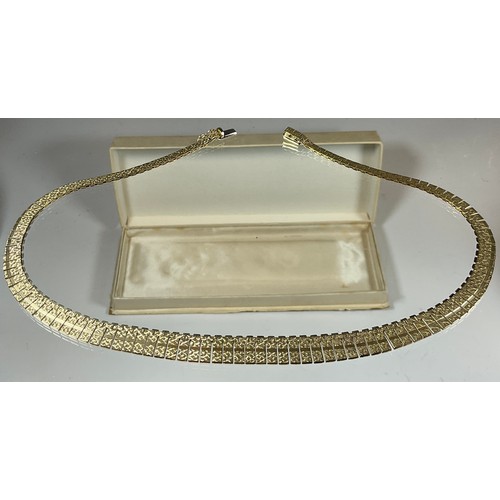 305 - A 9ct gold textured fan necklace collarette, import marks, Birmingham 1978, 34.9g