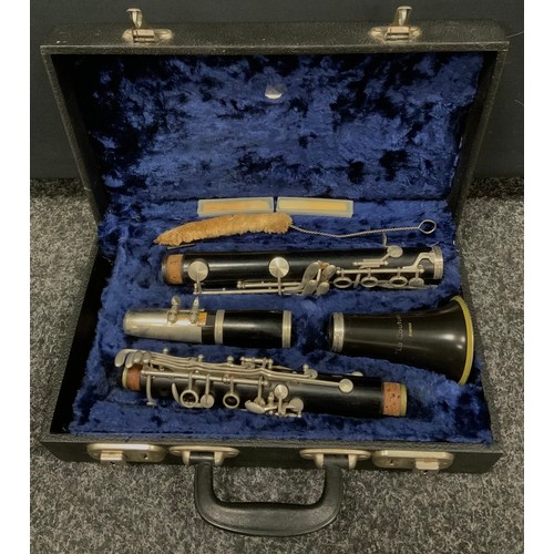 206 - La Couture Clarinet, boxed with music book