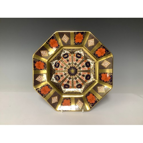 3033 - A Royal Crown Derby Imari palette 1128 pattern hexagonal plate, solid gold band, 22cm wide, printed ... 