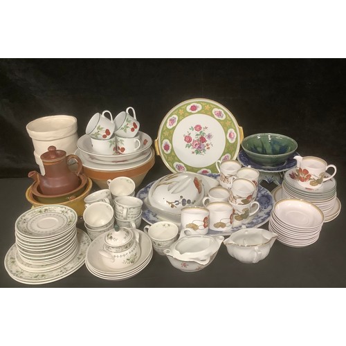 3059 - Ceramics - a Susie Cooper ‘Nasturtium’ 38 piece part tea service comprising teacups, saucers, cake p... 