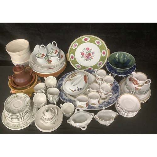 3059 - Ceramics - a Susie Cooper ‘Nasturtium’ 38 piece part tea service comprising teacups, saucers, cake p... 