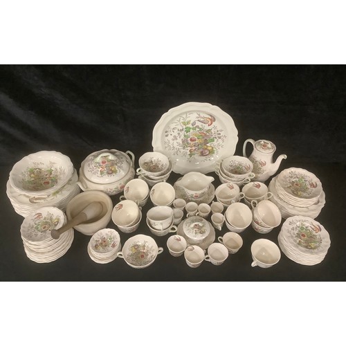 3060 - A Royal Doulton Hampshire pattern tea, dinner and coffee service, approx. 115 pieces