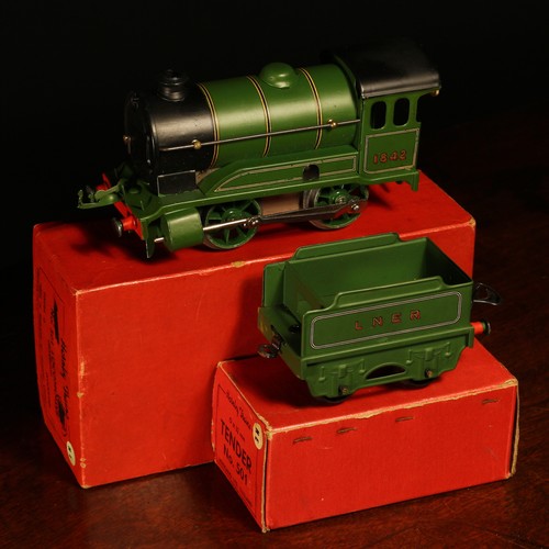 7209 - A Hornby O Gauge tinplate and clockwork No.501 0-4-0 tank locomotive (reversing) and four wheel tend... 