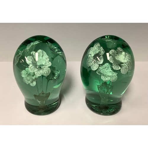 3182 - A pair of Victorian green glass dumps, each with Sulphur flower inclusions, 12cm, c, 1880