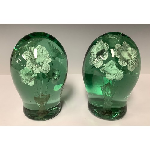 3182 - A pair of Victorian green glass dumps, each with Sulphur flower inclusions, 12cm, c, 1880