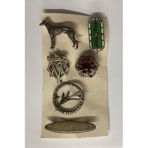 3200 - Jewellery - a collection of six brooches, including a Victorian enamel brooch, an Arts and Crafts st... 