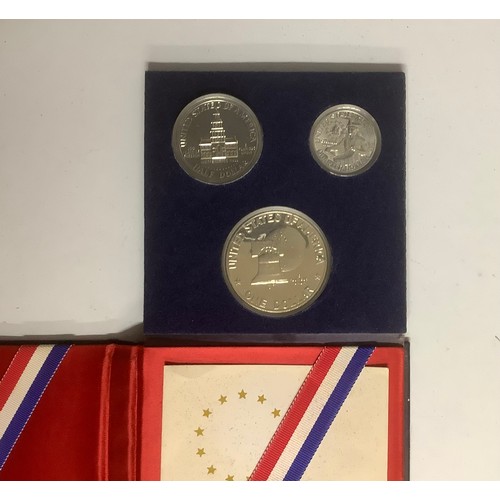 3204 - Coins - American Independence - a United States Bicentennial silver proof set, 1776 - 1976, with pro... 