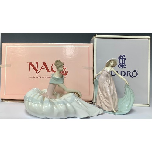 3235 - A Lladro Porcelain Figurine, Spring Dance (Tela Al Viento Azul), model no 5663, designed by Jose Puc... 