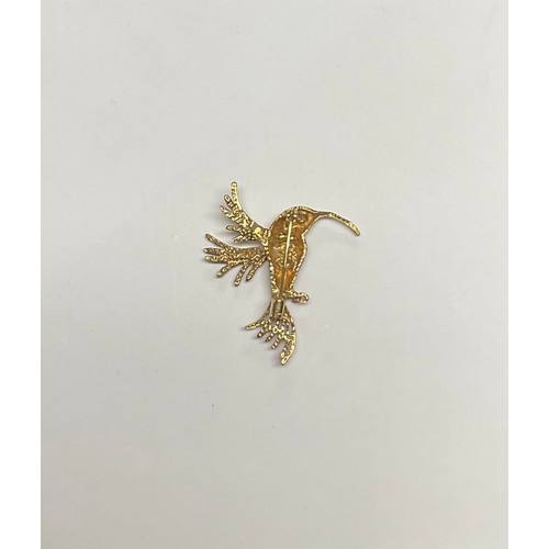 3369 - A 9ct gold Hummingbird brooch, as a bird in flight, the feathers bright cut and engraved, single gre... 