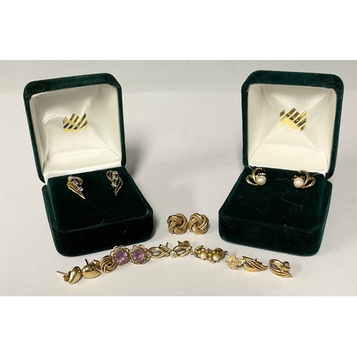 3374 - A pair of 9ct gold earrings, marked 375; other 9ct gold earrings, mostly in pairs, some set with sto... 