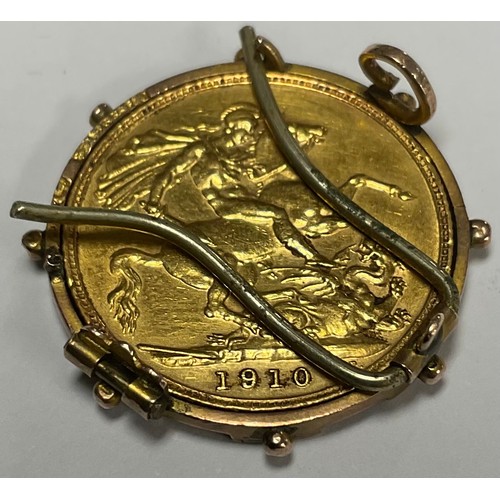 3382 - An Edward VII gold full sovereign, 1910, metal mounted as a pendant/brooch, 10.4g gross