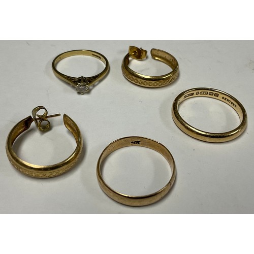 3384 - A 9ct gold diamond solitaire; a 9ct gold wedding band; etc