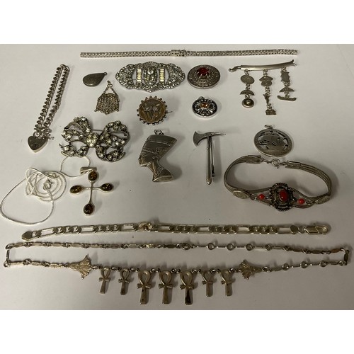 3385 - A quantity of silver and white metal jewellery, including brooches, bracelets, necklaces, etc (quant... 