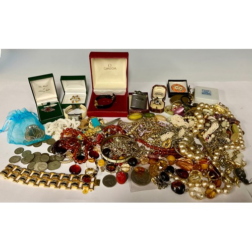 3396 - A quantity of costume jewelry including watches, rings, necklaces, brooches etc (qty)