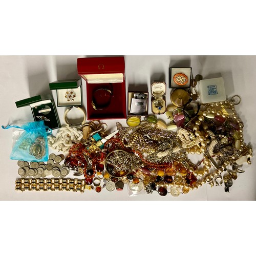 3396 - A quantity of costume jewelry including watches, rings, necklaces, brooches etc (qty)