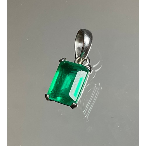 298 - A deep green synthetic emerald or simulated stone pendant, white metal mount, stamped 14k, 1.4g gros... 