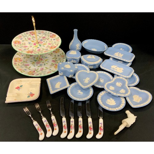 112 - Ceramics comprised of; Minton ‘Haddon Hall’ two tier cake stand; Wedgwood jasperware including trink... 