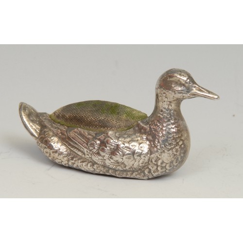 123 - An Edwardian silver novelty pin cushion, as a duck, 6.5cm long, Levi & Salaman, Birmingham 1908