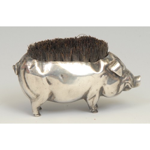 124 - An Edwardian silver novelty pen wipe, as a pig, 7cm long, Birmingham 1907