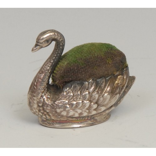 126 - An Edwardian silver novelty pin cushion, as a swan, 2.5cm long, Birmingham 1909