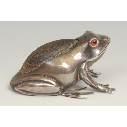 127 - An Edwardian silver novelty pin cushion, as a frog, glass eyes, 6cm long, Saunders & Shepherd, Birmi... 