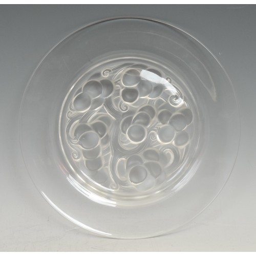 158 - A Lalique Marienthal pattern plate, 23.5cm diam, raised R Lalique mark