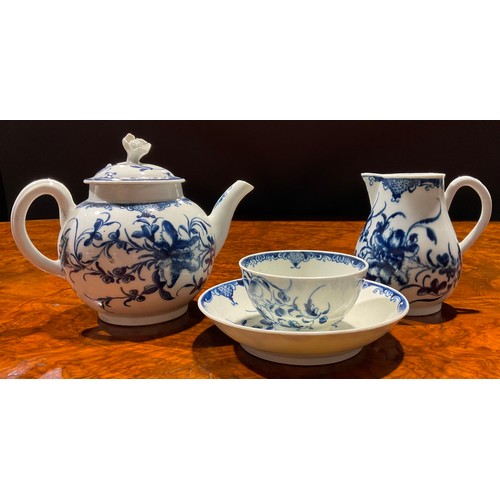 165 - A Worcester Mansfield pattern teapot and cover, of small proportions, decorated in underglaze blue, ... 