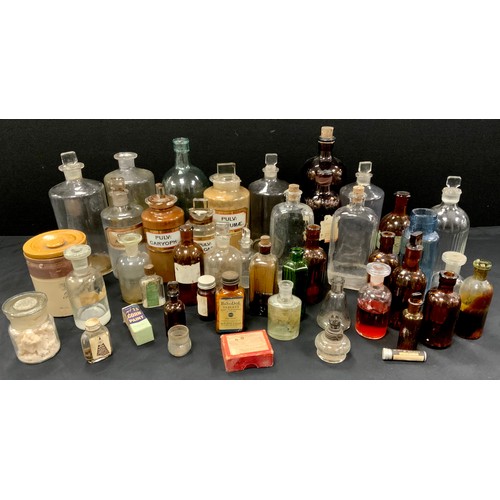 121 - 19th century and later apothecary bottles including clear jars, labelled jars, poison, Richardson Le... 