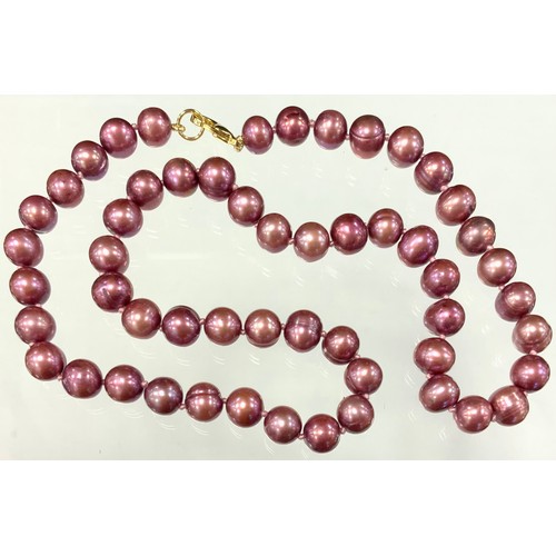 368 - A dark pinky purple cultured pearl necklace, 41cm long, unmarked yellow metal clasp.