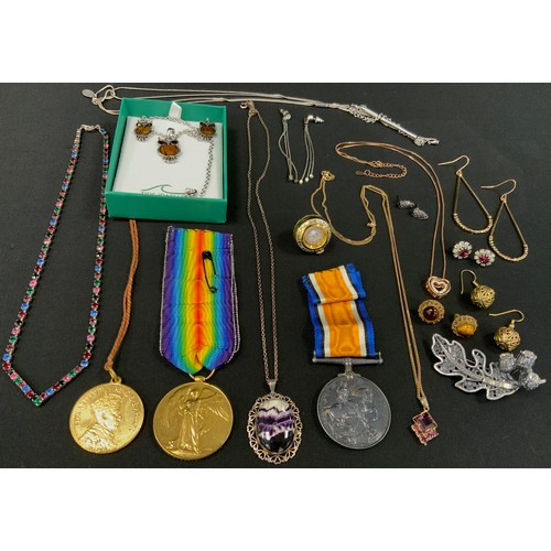 375 - Jewellery & Medals - World War I pair to CPL A Ashworth, R.A.M.C, 105606, 9ct gold fine link necklac... 
