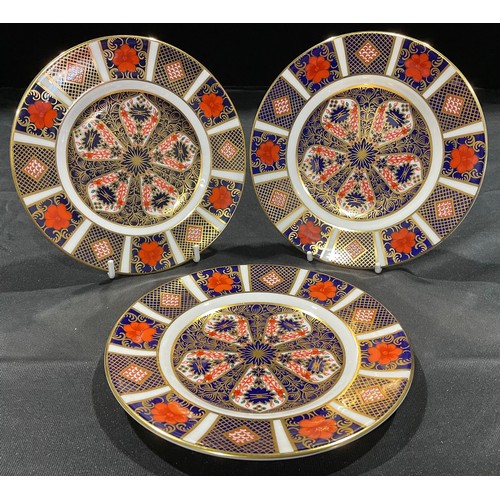 27 - A set of three Royal Crown Derby Imari 1128 pattern tea plates, 16cm diameter, first quality, printe... 