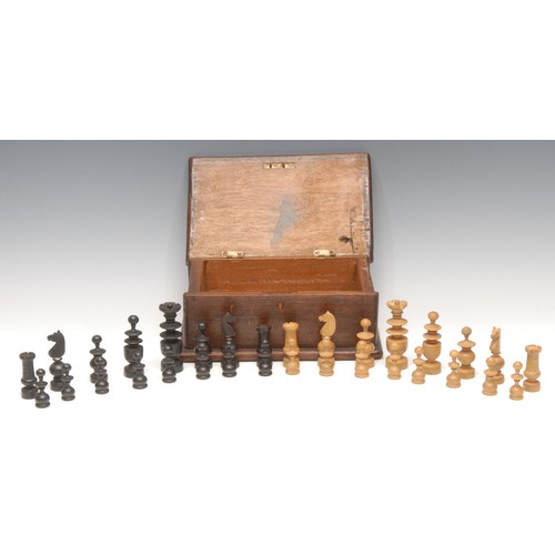 3063 - A boxwood and ebonised Regence pattern chess set, the Kings 7.5cm high