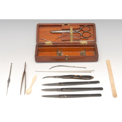 3391 - Medical Interest - a late 19th century mahogany doctor's or surgeon's scalpel box, hinged cover encl... 