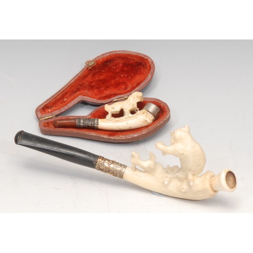 3107 - A German meerschaum novelty cheroot holder, carved with a retriever dog, 7.5cm long, early 20th cent... 