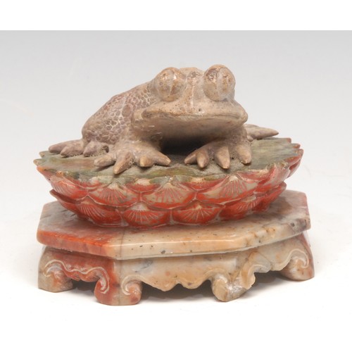 3077 - A Chinese soapstone carving, of a toad, 8.5cm wide, early 20th century