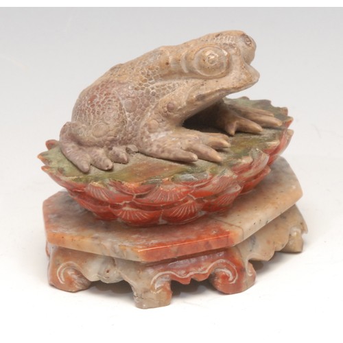 3077 - A Chinese soapstone carving, of a toad, 8.5cm wide, early 20th century