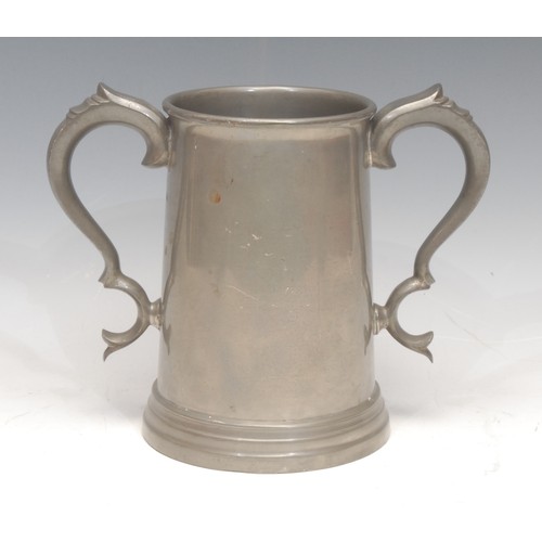 3243 - Cambridge University - a pewter loving cup, engraved with the arms of St John’s College, 17.5cm high... 