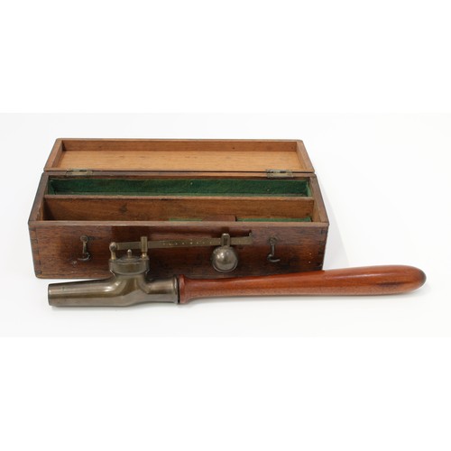 3383 - An early 20th century brass pressure testing instrument, turned mahogany handle, 45cm long (assemble... 