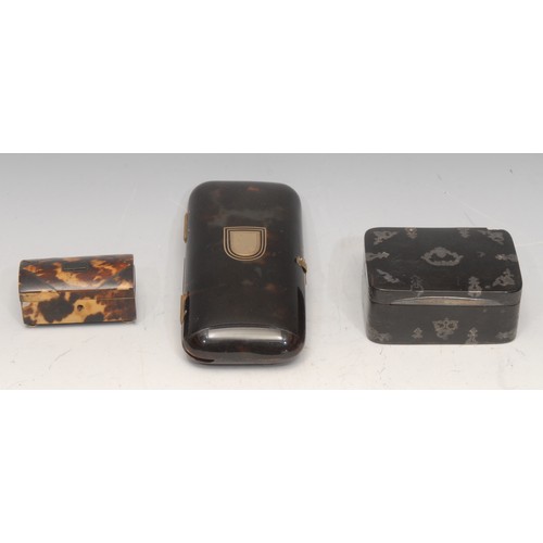 3198 - An early 19th century tortoiseshell and silver pique rounded rectangular table snuff box, 8.5cm wide... 