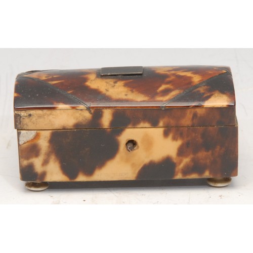 3198 - An early 19th century tortoiseshell and silver pique rounded rectangular table snuff box, 8.5cm wide... 