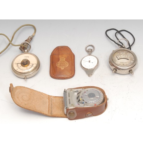 3386 - An early 20th century pocket voltmeter, 8.5cm over loop; an amp meter, etc (4)