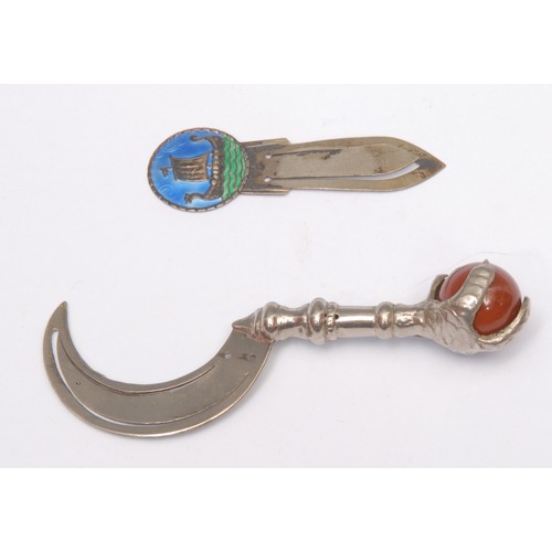 3199 - An early 20th century agate mounted novelty bookmark, crescent shaped blade, ball and claw haft, 8.5... 