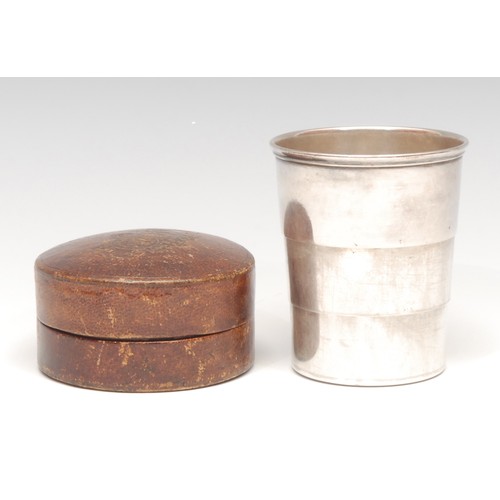 3132 - A late 19th century silver plated collapsible travelling beaker, 7.5cm high, leather case, c.1890