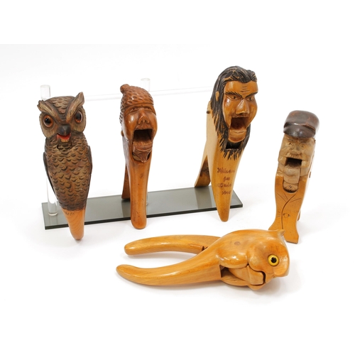 3552 - Nutcrackers - a treen novelty lever-action nut cracker, carved as the head of an owl, glass eyes, 21... 